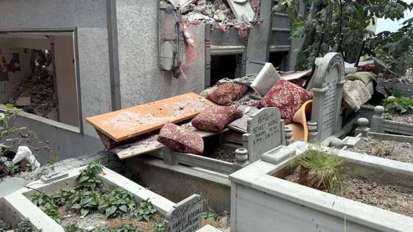 Avcılar’da 4 katlı binanın yıkımında mezarlara önlem: Süngerler amortisör görevi gördü