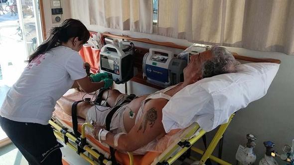 Mavi turda ve Yunan adasında rahatsızlanan 3 kişi, deniz ambulansıyla Bodrum'a taşındı