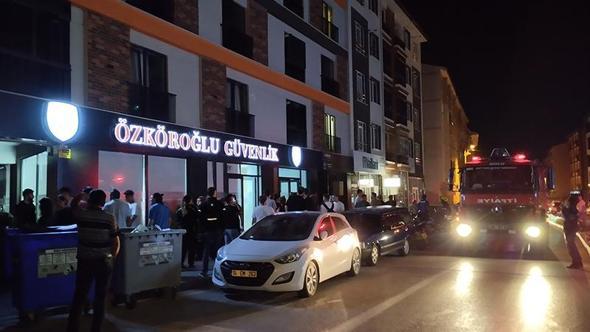 Patlayan apartman aydınlatması bina sakinlerini sokağa döktü
