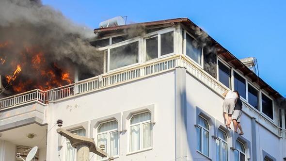 Yangında teras korkuluğundan sarkıp, kurtarılmayı beklediler
