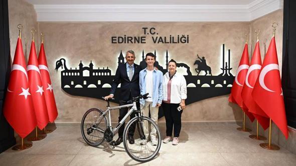 Edirne Valisi'nden çevreci Aras'a bisiklet hediyesi