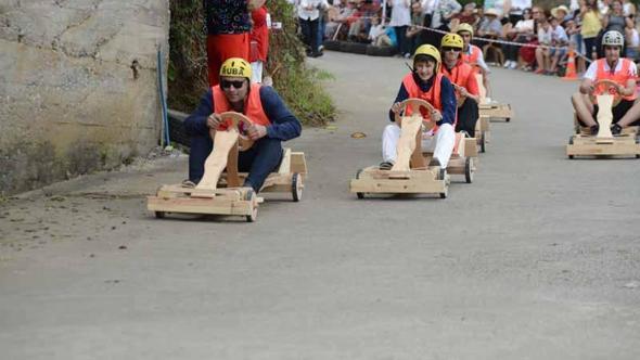 Rize'deki festivalde 12 ülkeden katılımcılar tahta arabalarla yarıştı