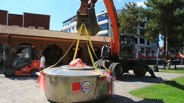 100 bin 60 dolmanın pişeceği dev kazanı iş makinesi taşıdı