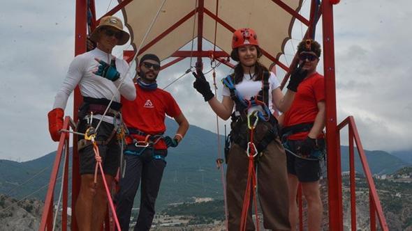 Türkiye'nin en yüksek 2'nci barajı Deriner’de halatlı adrenalin