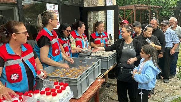 Edirne’de ‘Paylaşmanın Bereketi Gönül Sofrası’ projesi kapsamında vatandaşlara ikram yapıldı
