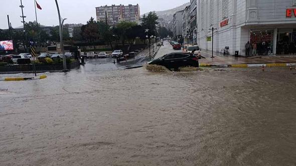 Yozgat'ta sağanak; cadde ve sokaklar göle döndü