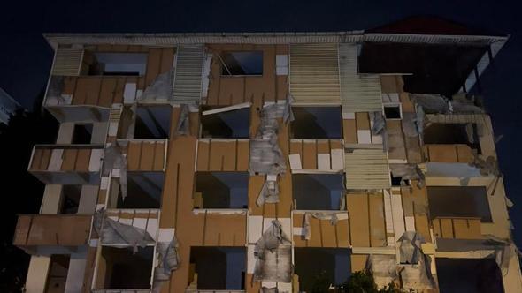 Kartal'da tahliye edilen 5 katlı binanın balkonları ve duvarı çöktü