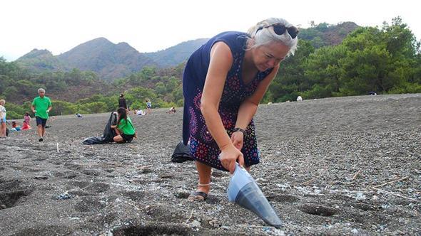 Plajdaki plastik parçalarını şarjlı el süpürgesi ile topladılar