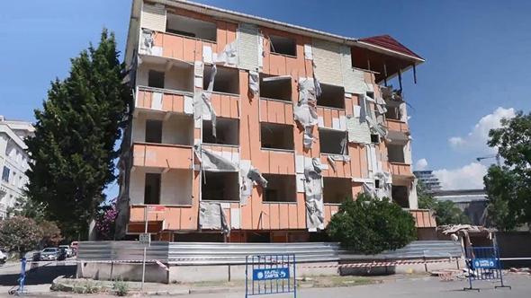 Kartal’da balkonları çöken 5 katlı binanın demirlerini sökmüşler: Tehlike arz ediyor üstümüze yıkılacak