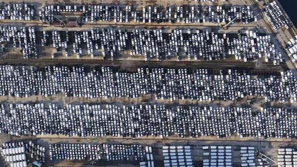 Haydarpaşa Limanı’nda bekleyen binlerce sıfır otomobil havadan görüntülendi