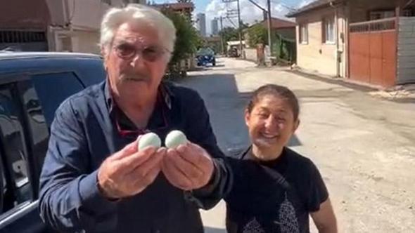 Yolunu şaşıran oyuncu Erdal Özyağcılar’a yolu tarif edip, mavi yumurta verdi