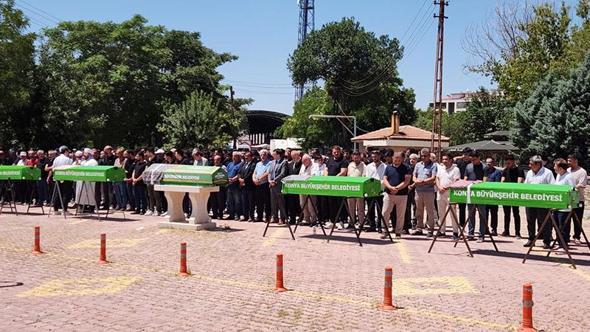Kamyonetin uçuruma yuvarlandığı kazada ölen aynı aileden 5 kişi, toprağa verildi
