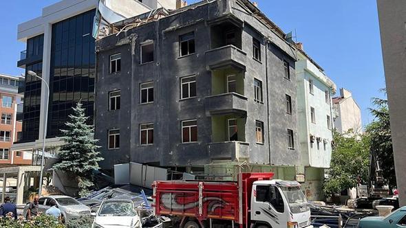 Atıl haldeki hastane binasının dış cephesi çöktü, 2 otomobil hasar gördü