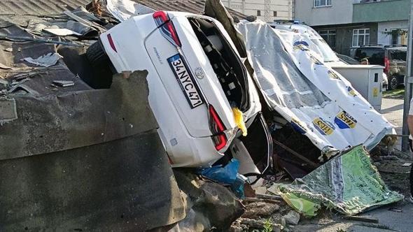 Arnavutköy'de otomobil gecekonduya çarptı: 5 yaralı