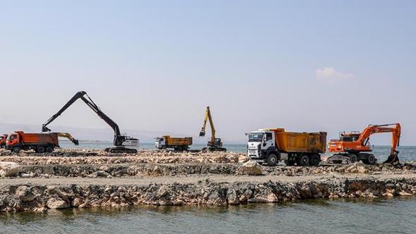 Van Gölü'nden 2 milyon 165 bin metreküp dip çamuru ve balçık çıkarıldı