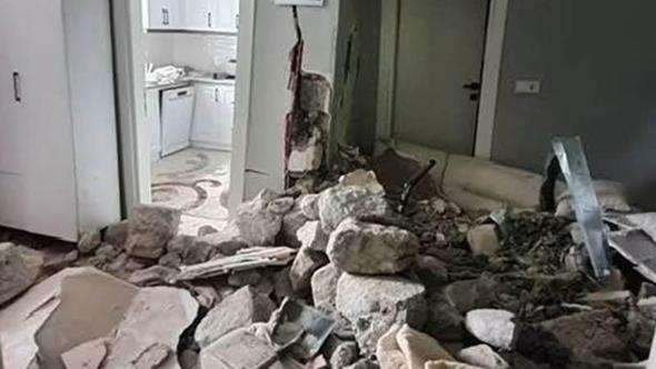 Heyelanda kaya parçası eve isabet etti