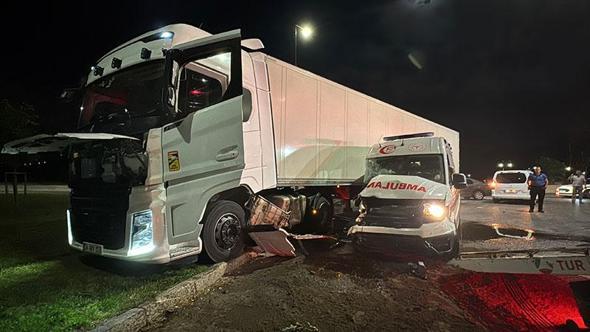 Ambulansla TIR çarpıştı; 3’ü sağlıkçı, 6 yaralı