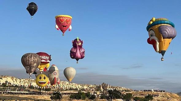 Kapadokya’da figürlü balonlar, gökyüzünü renklendirdi