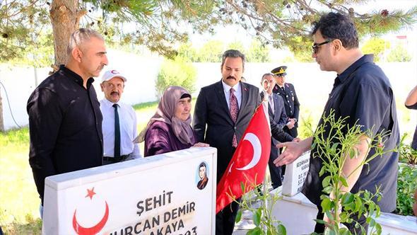Şehit Bedirhan bebek ve annesi kabirleri başında anıldı
