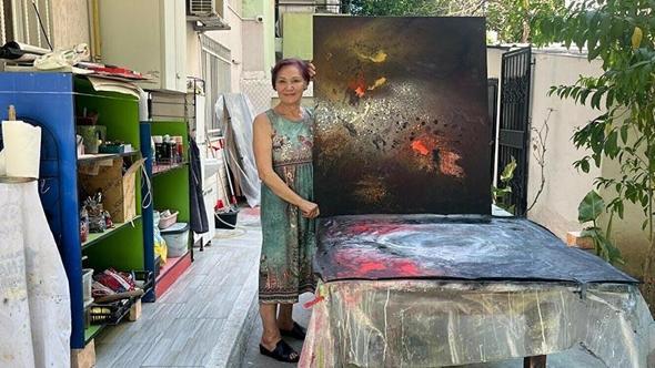 Emekli öğretmen, evinin bahçesini sanat atölyesine çevirdi