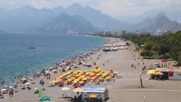 Antalya'da hissedilen sıcaklık 40 dereceyi gördü, sahiller doldu