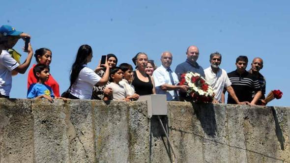 Auschwitz kampında öldürülen Romanlar törenle anıldı; Meriç Nehri’ne çiçek bırakıldı