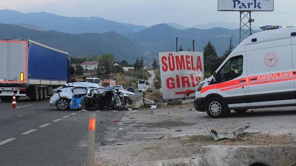 Otomobil menfeze çarptı; aynı aileden 2 ölü, 4 yaralı