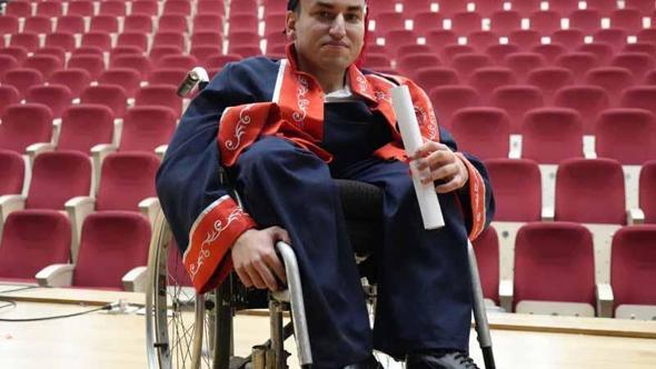 Babasının her gün okula götürüp getirdiği fiziksel engelli Abdullah, mezun oldu