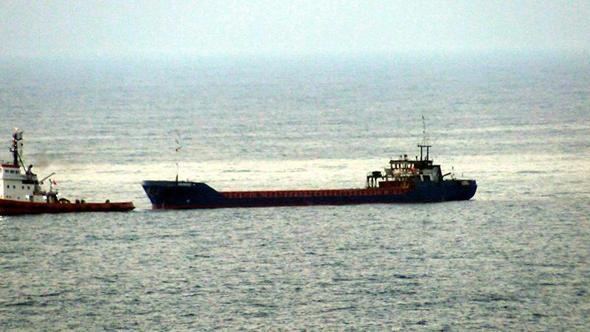 Karadeniz'de vurulan Palau bayraklı kuru yük gemisi Zonguldak'a çekildi