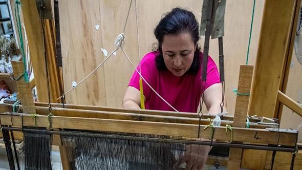 Ailesinden kalan dokumacılık mirasını ipek böceği yetiştiriciliğiyle yaşatıyor