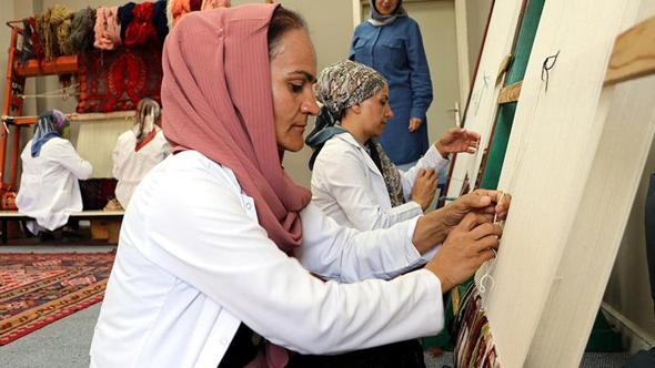 3 ilin halı ve kilimleri, 'İlmek İlmek Anadolu' projesi ile yaşatılıyor