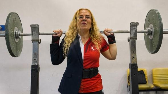 Görme engelli memurdan halterde 100’den fazla madalya