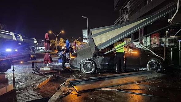 Bodrum'da otomobil, börekçiye daldı: 2 yaralı