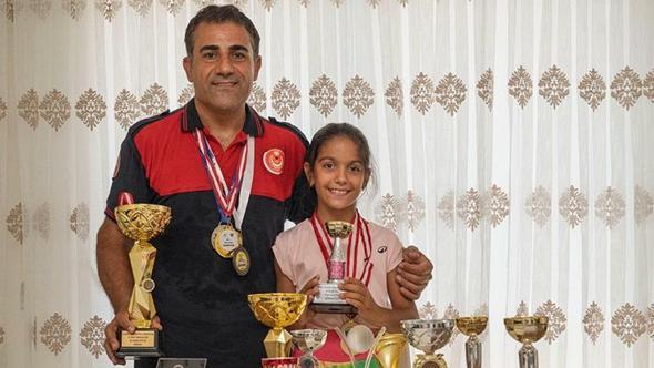 İtfaiyeci baba, kızını kortlarda şampiyonluğa hazırlıyor