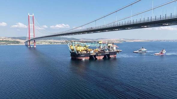 Dev vinç gemisi, 1915 Çanakkale Köprüsü altından geçti