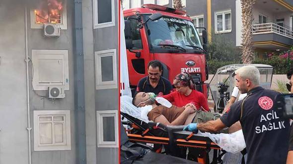 2 daireyi küle çeviren yangında mahsur kalan aile kurtarıldı