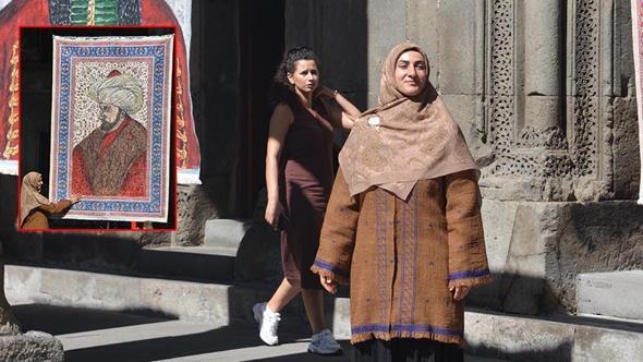 Hiç eğitim almadan evde kilimlerin üzerine yaptığı resimlerle sergi açtı
