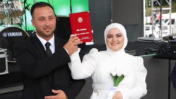 Genç çiftin nikahı Nebiyan Festivali sahnesinde kıyıldı
