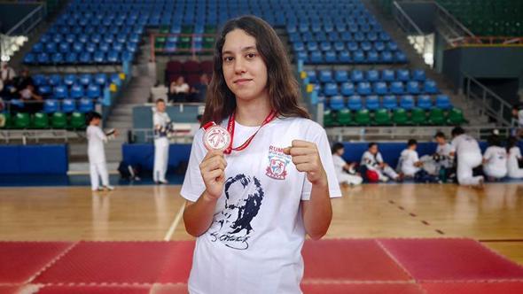 Uluslararası turnuvada kürsüye çıkan milli tekvandocu Eslin'in hedefi dünya şampiyonluğu