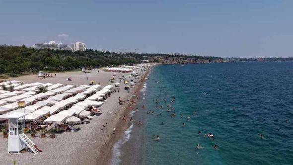 Antalya'da hissedilen sıcaklık 39 derece; tatilciler denizde serinledi
