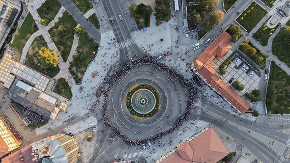 Sivas'ta kent meydanında 1058 kadın aynı anda halay çekti