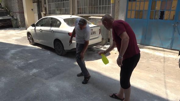 Sokağı istila eden pirelerden lavanta yağıyla korunmaya çalışıyorlar