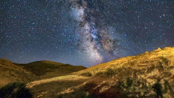 Bitlis’te perseid meteor yağmuru gökyüzünü aydınlattı