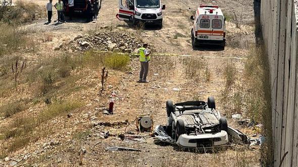 Otomobil, 15 metreden uçtu; sürücü öldü, eşi ve 2 çocuğu yaralandı