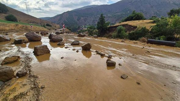 Heyelan nedeniyle Yedisu-Karlıova kara yolu ulaşıma kapandı