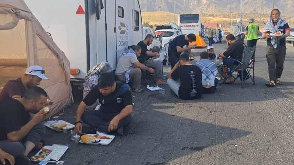 Irak sınırındaki Filistin Konvoyu’na günlük 3 öğün yemek desteği