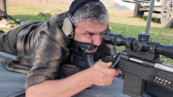 110 metreden yaptığı atışla 2 şişe arasına sıkıştırılan kağıt parçasını vurdu