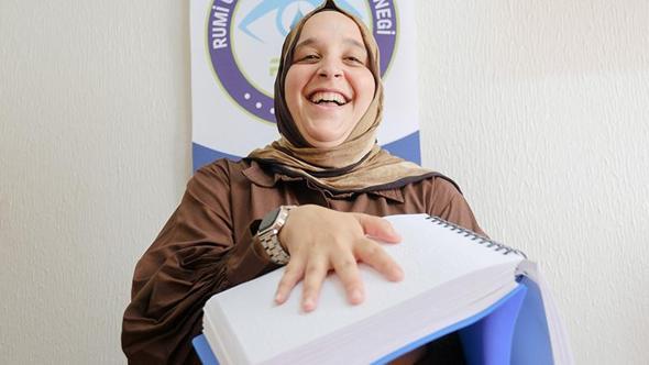 18 yaşında görme yetisini kaybetti, annesinin sözleriyle hayata yeniden tutundu