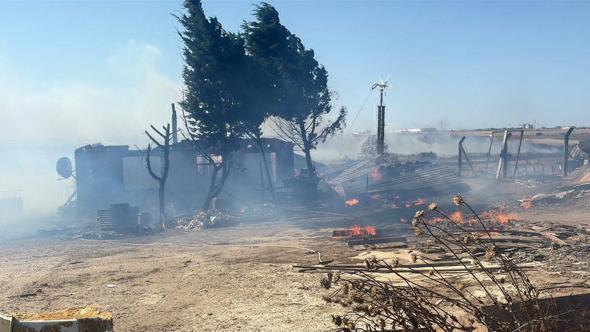 Tekirdağ'da anız yangını; 4 çiftlik evi yandı