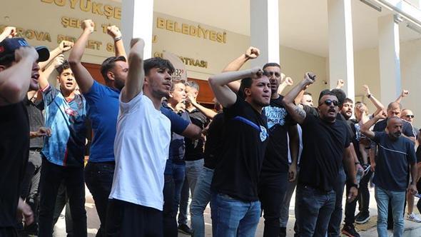 Adana Büyükşehir Belediyesi önünde taraftarların eyleminde gerginlik